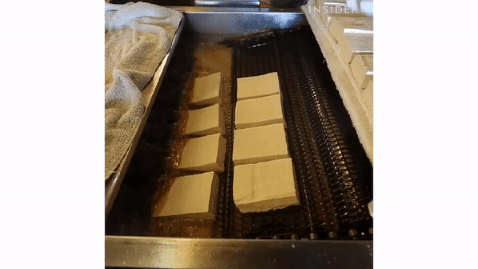 Cận cảnh quá trình sản xuất hàng tấn đậu phụ mỗi ngày - 2