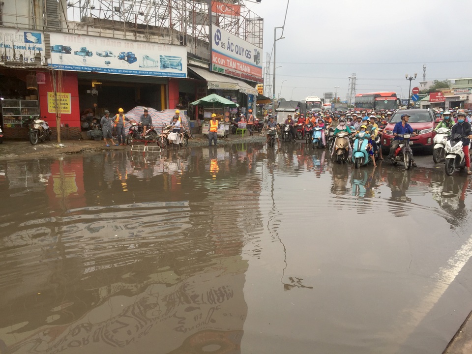 Giao thông Sài Gòn tắc cứng, tê liệt ở cả 2 đầu cửa ngõ - 1 Giao thông Sài Gòn tắc cứng, tê liệt ở cả 2 đầu cửa ngõ - 1