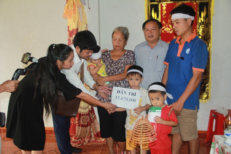 3 đứa trẻ mất mẹ đúng ngày giỗ ông được bạn đọc giúp đỡ hơn 150 triệu đồng - 1 3 đứa trẻ mất mẹ đúng ngày giỗ ông được bạn đọc giúp đỡ hơn 150 triệu đồng - 1