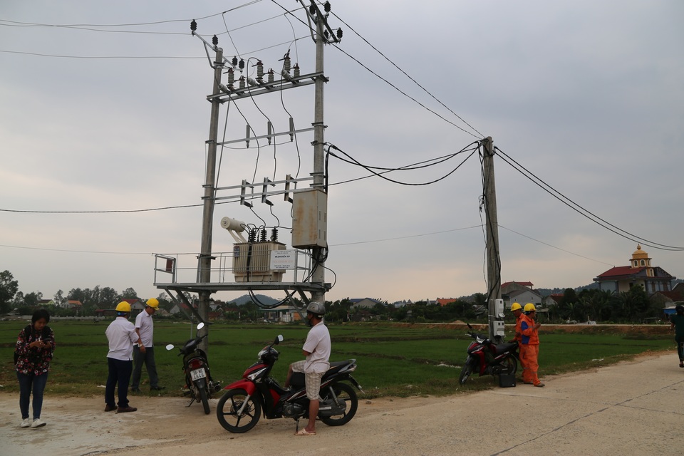 Nghi nổ trạm biến áp, hàng loạt tài sản bị cháy trong đêm - 4 Nghi nổ trạm biến áp, hàng loạt tài sản bị cháy trong đêm - 4