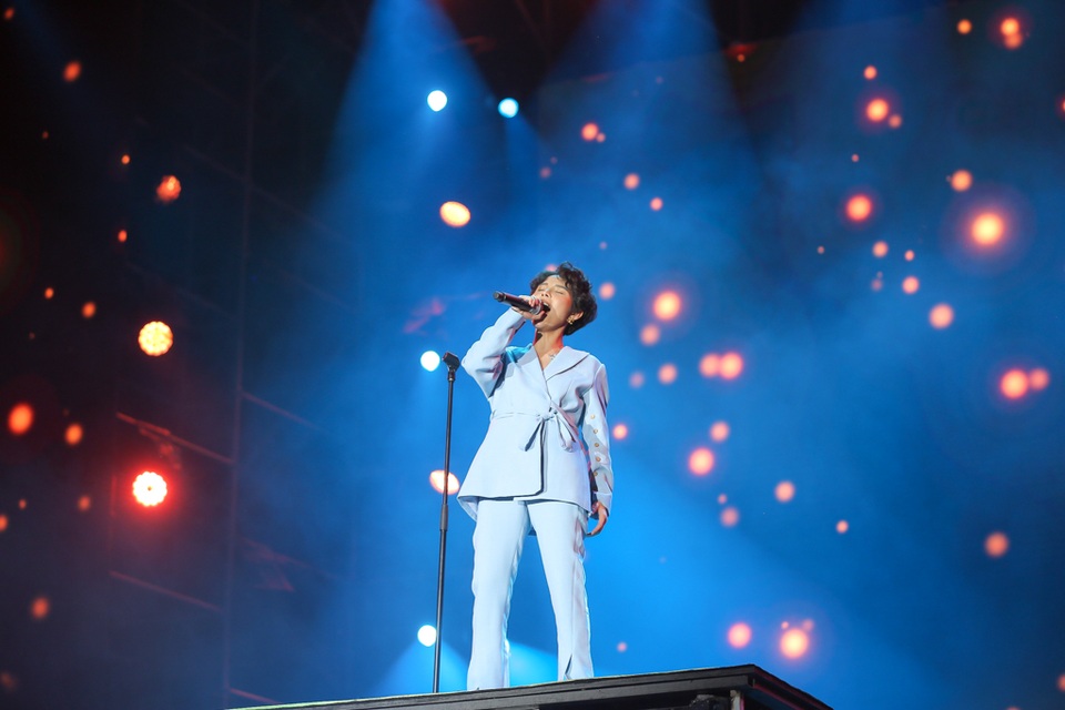 Love Songs Party 2: Fan tạo “mưa đom đóm” ấn tượng từ đèn flash - 1 Love Songs Party 2: Fan tạo “mưa đom đóm” ấn tượng từ đèn flash - 1