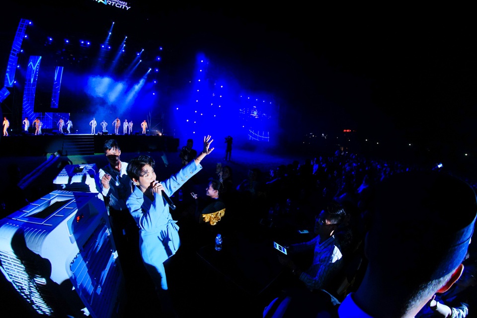 Love Songs Party 2: Fan tạo “mưa đom đóm” ấn tượng từ đèn flash - 2 Love Songs Party 2: Fan tạo “mưa đom đóm” ấn tượng từ đèn flash - 2