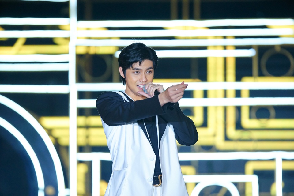 Love Songs Party 2: Fan tạo “mưa đom đóm” ấn tượng từ đèn flash - 3 Love Songs Party 2: Fan tạo “mưa đom đóm” ấn tượng từ đèn flash - 3