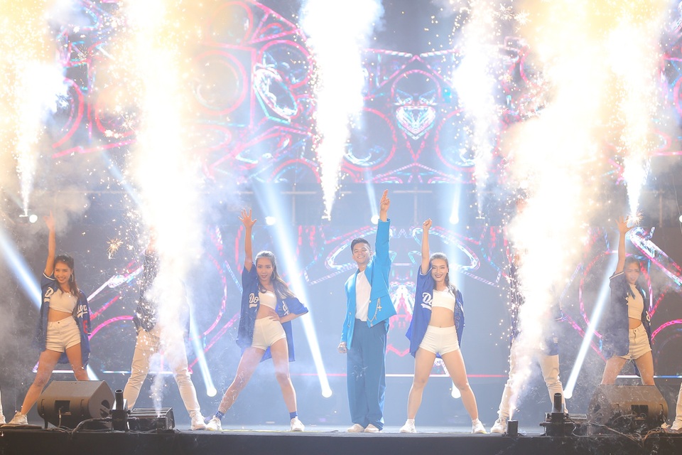 Love Songs Party 2: Fan tạo “mưa đom đóm” ấn tượng từ đèn flash - 5 Love Songs Party 2: Fan tạo “mưa đom đóm” ấn tượng từ đèn flash - 5