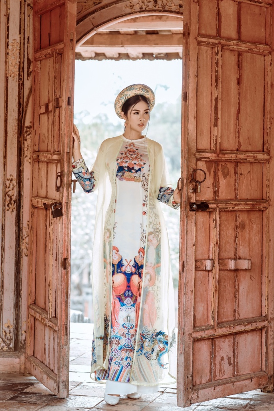 Hoa hậu Ngọc Hân thân thiết với Hồng Quế và “nàng thơ xứ Huế” - 5 Hoa hậu Ngọc Hân thân thiết với Hồng Quế và “nàng thơ xứ Huế” - 5