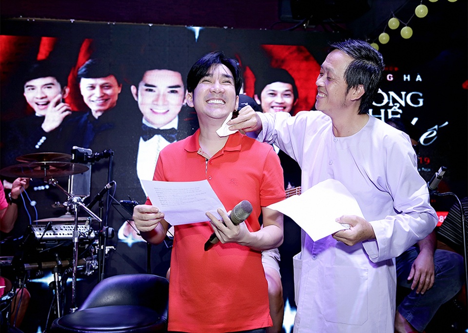 Hoài Linh lau mồ hôi cho Quang Hà trong buổi tập nhạc - 3