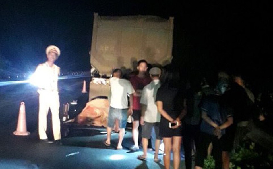 Tông vào đuôi ô tô đang dừng trên cao tốc, 2 thanh niên đi xe máy tử nạn - 1