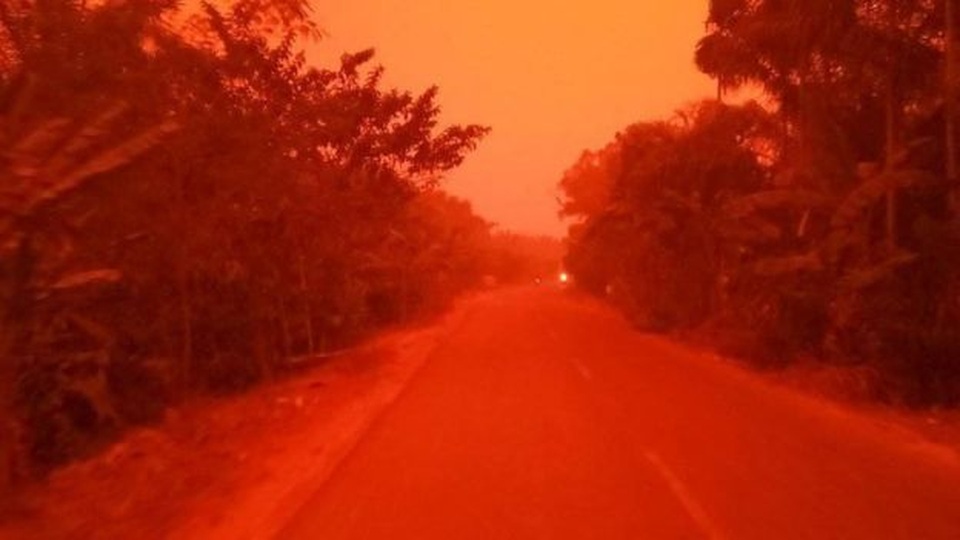 Bầu trời đỏ rực như máu giữa ban ngày - 2 Bầu trời đỏ rực như máu giữa ban ngày - 2