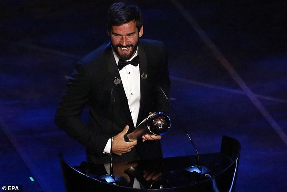 Vượt qua C.Ronaldo, Messi giành giải Cầu thủ xuất sắc nhất năm - 4 Vượt qua C.Ronaldo, Messi giành giải Cầu thủ xuất sắc nhất năm - 4