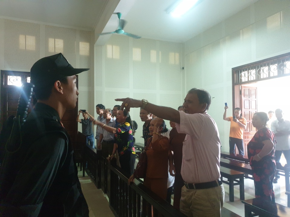 Bị cáo 4 lần hầu tòa trong “kỳ án” cướp đò trên sông Ka Long bị tuyên y án sơ thẩm 7 năm tù - 5 Bị cáo 4 lần hầu tòa trong “kỳ án” cướp đò trên sông Ka Long bị tuyên y án sơ thẩm 7 năm tù - 5