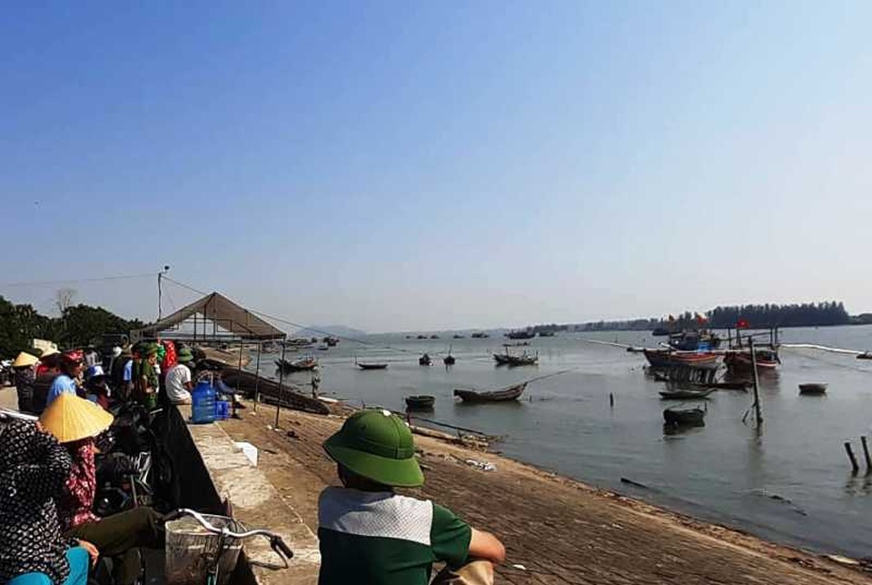Vụ tàu cá bốc cháy: Phát hiện thi thể nạn nhân thứ 3 - 2 Vụ tàu cá bốc cháy: Phát hiện thi thể nạn nhân thứ 3 - 2
