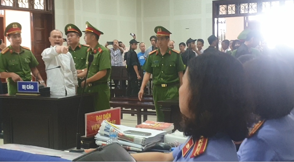 Bị cáo 4 lần hầu tòa trong “kỳ án” cướp đò trên sông Ka Long bị tuyên y án sơ thẩm 7 năm tù - 2 Bị cáo 4 lần hầu tòa trong “kỳ án” cướp đò trên sông Ka Long bị tuyên y án sơ thẩm 7 năm tù - 2