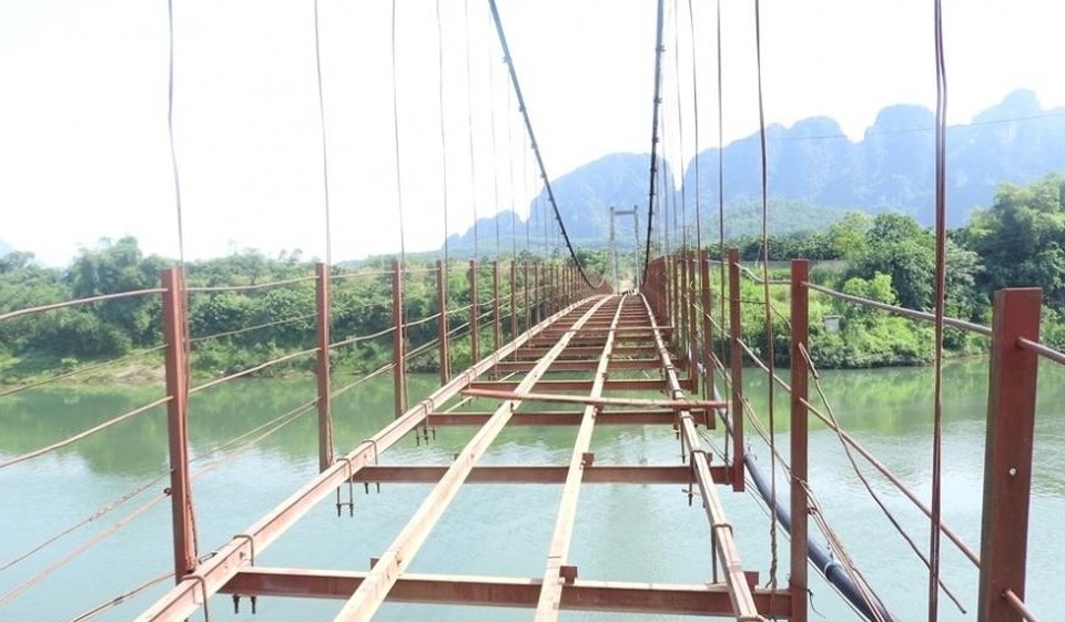Sửa cây cầu treo “nát bét” để người dân không còn phải “nín thở” qua sông - 4