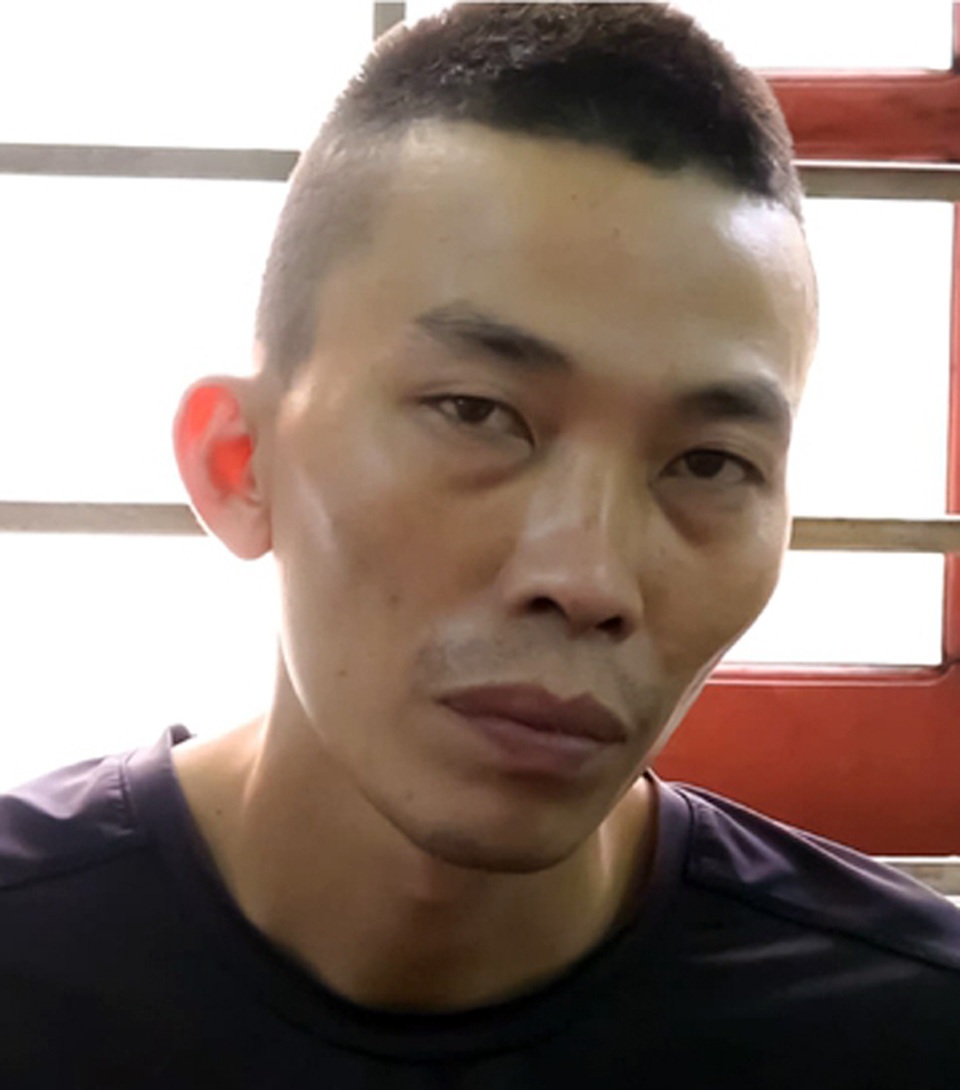 Con nghiện cầm dao xông thẳng tới nhà đối phương chém 2 người - 1 Con nghiện cầm dao xông thẳng tới nhà đối phương chém 2 người - 1