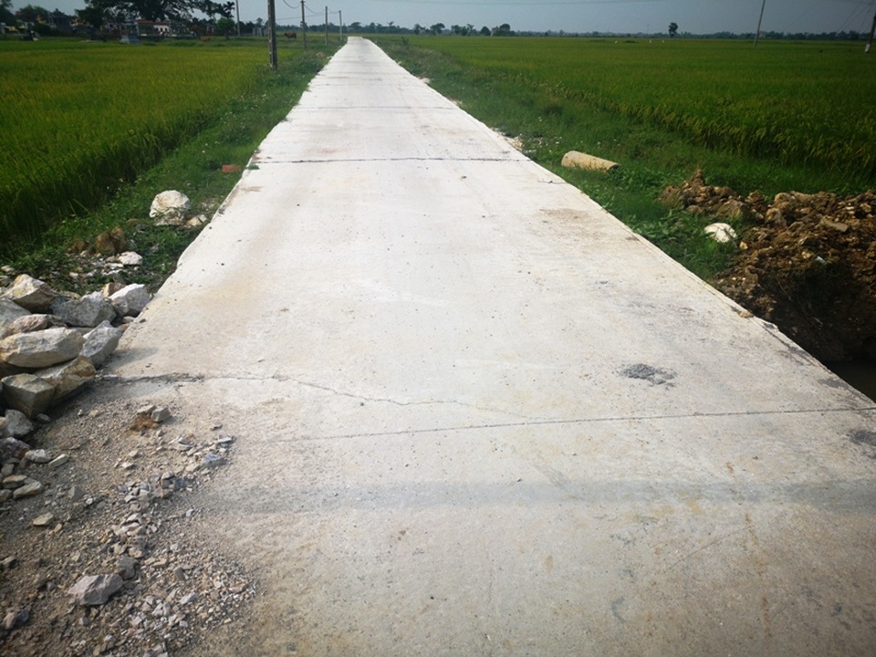 Đường bê tông được đầu tư hơn 7 tỷ đồng chưa sử dụng đã nứt - 1 Đường bê tông được đầu tư hơn 7 tỷ đồng chưa sử dụng đã nứt - 1