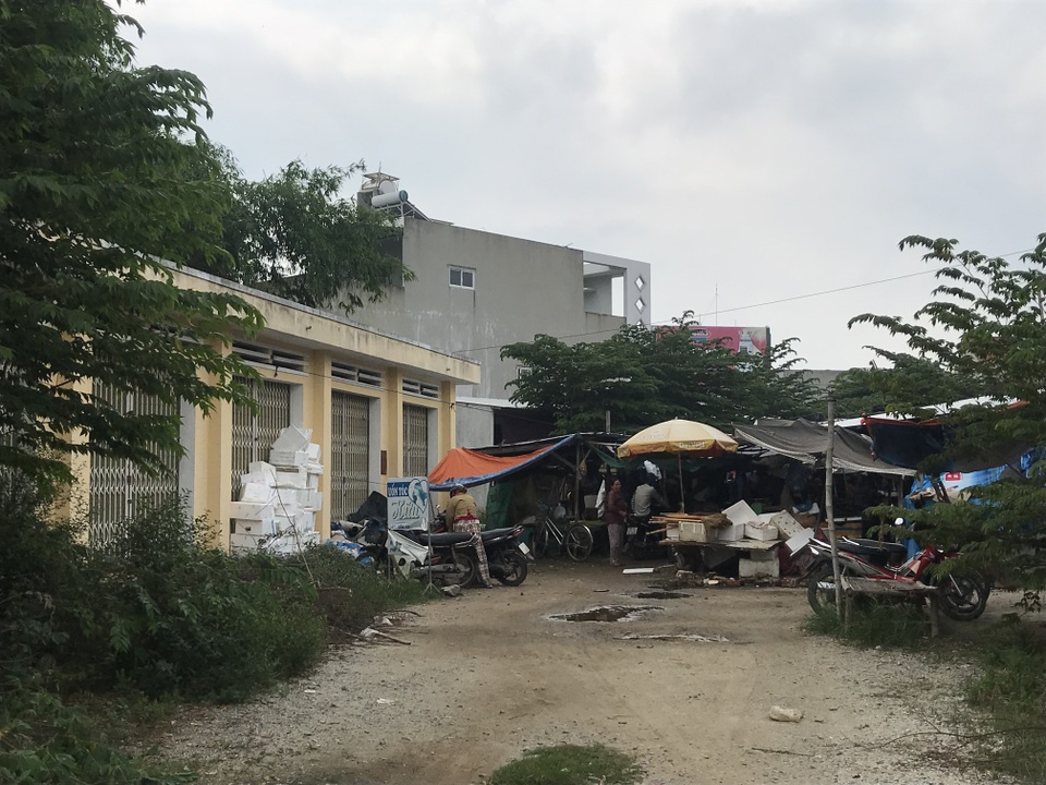 Khu chợ gần 5 tỷ đồng hoang phế suốt 2 năm - 2 Khu chợ gần 5 tỷ đồng hoang phế suốt 2 năm - 2