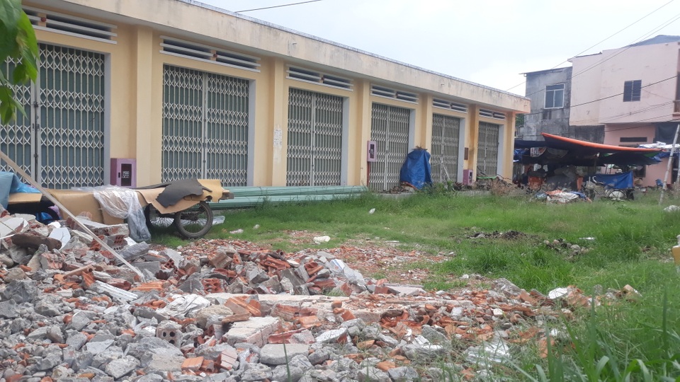 Khu chợ gần 5 tỷ đồng hoang phế suốt 2 năm - 4 Khu chợ gần 5 tỷ đồng hoang phế suốt 2 năm - 4