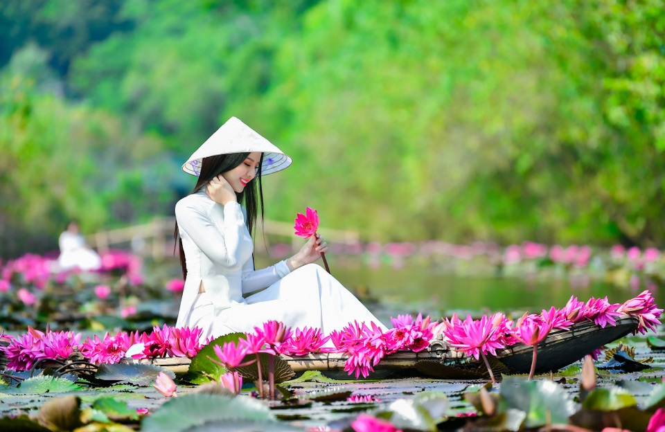 Mùa hoa súng trên dòng Suối Yến hút hồn người thiếu nữ - 9 Mùa hoa súng trên dòng Suối Yến hút hồn người thiếu nữ - 9