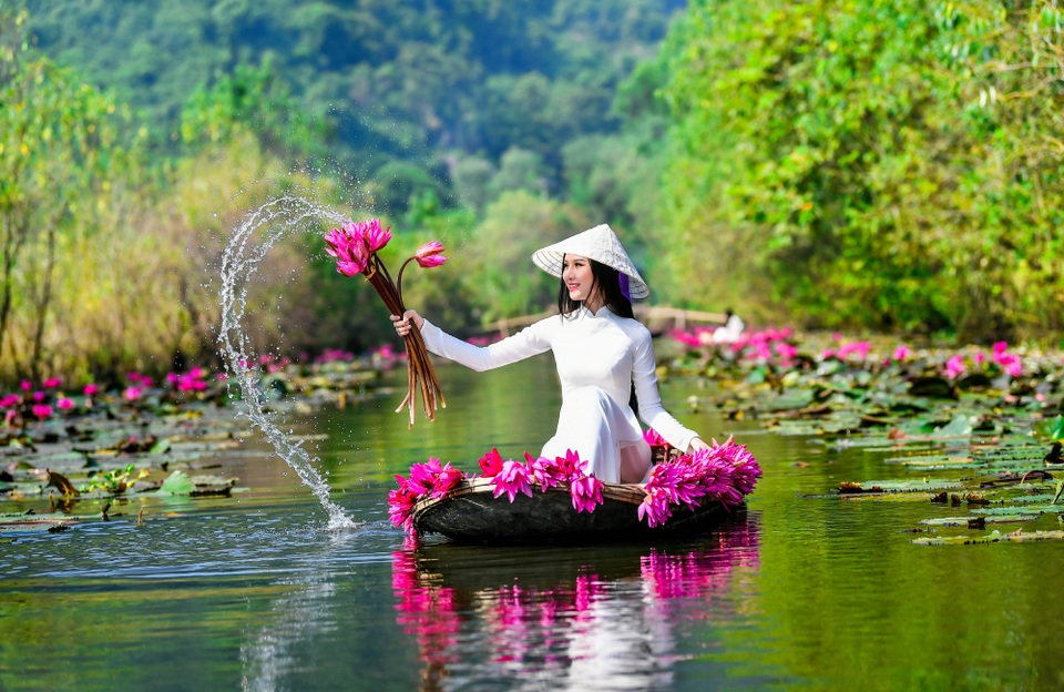 Mùa hoa súng trên dòng Suối Yến hút hồn người thiếu nữ - 4 Mùa hoa súng trên dòng Suối Yến hút hồn người thiếu nữ - 4