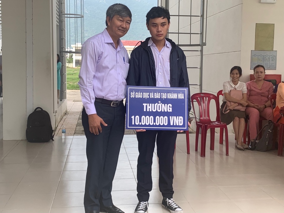 Sở GD-ĐT tỉnh Khánh Hòa khen thưởng Á quân Olympia năm 2019 - 1 Sở GD-ĐT tỉnh Khánh Hòa khen thưởng Á quân Olympia năm 2019 - 1