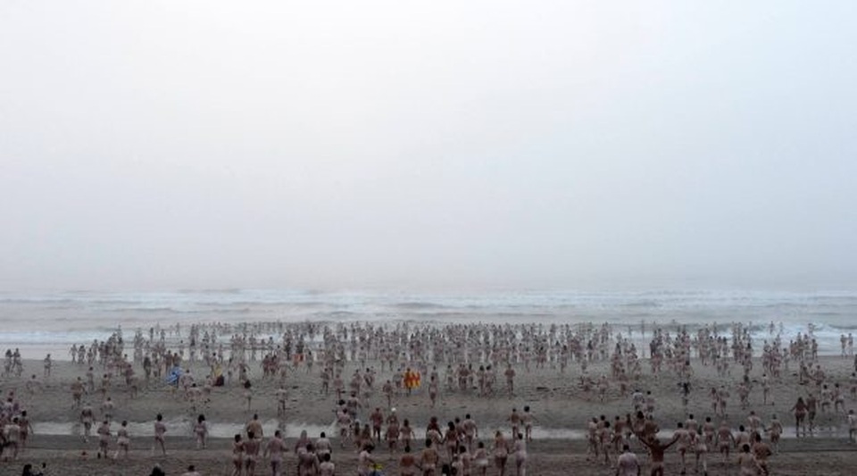 Anh: Hàng trăm người khỏa thân trong cái lạnh 18 độ ở Biển Bắc - 3 Anh: Hàng trăm người khỏa thân trong cái lạnh 18 độ ở Biển Bắc - 3