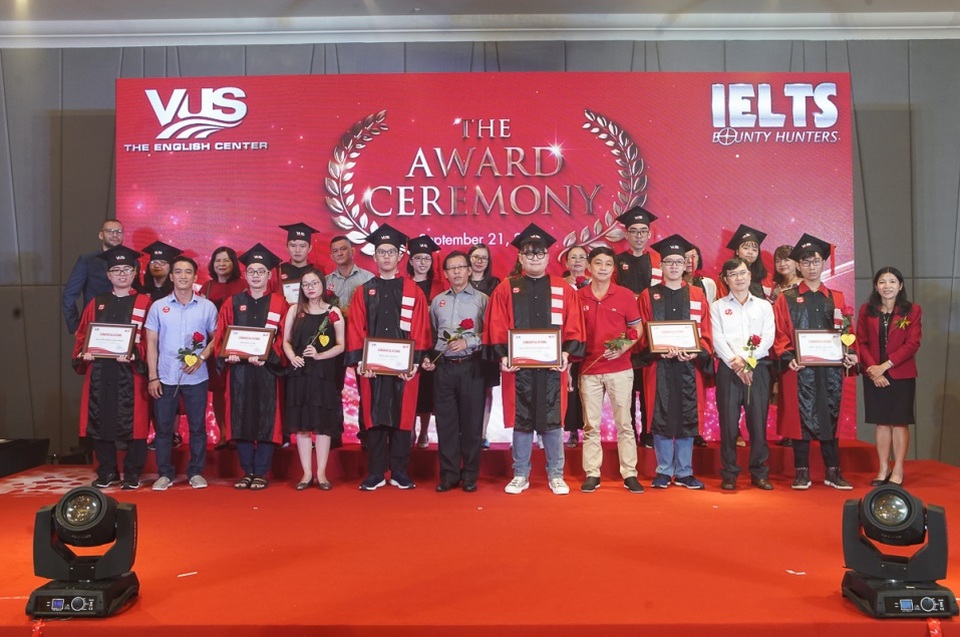 Lễ vinh danh 38 học viên IELTS Bounty Hunters mùa 3 nhiều xúc động - 1 Lễ vinh danh 38 học viên IELTS Bounty Hunters mùa 3 nhiều xúc động - 1