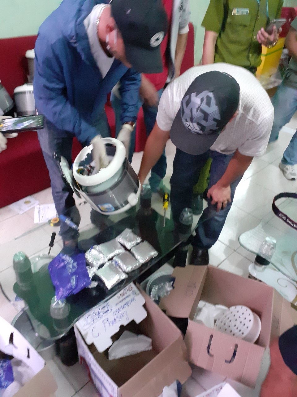 Giấu hàng ngàn viên ma túy trong nồi cơm điện - 1 Giấu hàng ngàn viên ma túy trong nồi cơm điện - 1