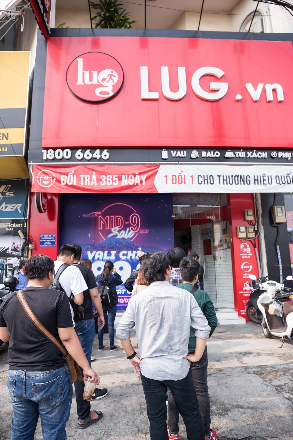Dòng người mua vali vẫn tấp nập dù đang mùa du lịch thấp điểm - 1 Dòng người mua vali vẫn tấp nập dù đang mùa du lịch thấp điểm - 1