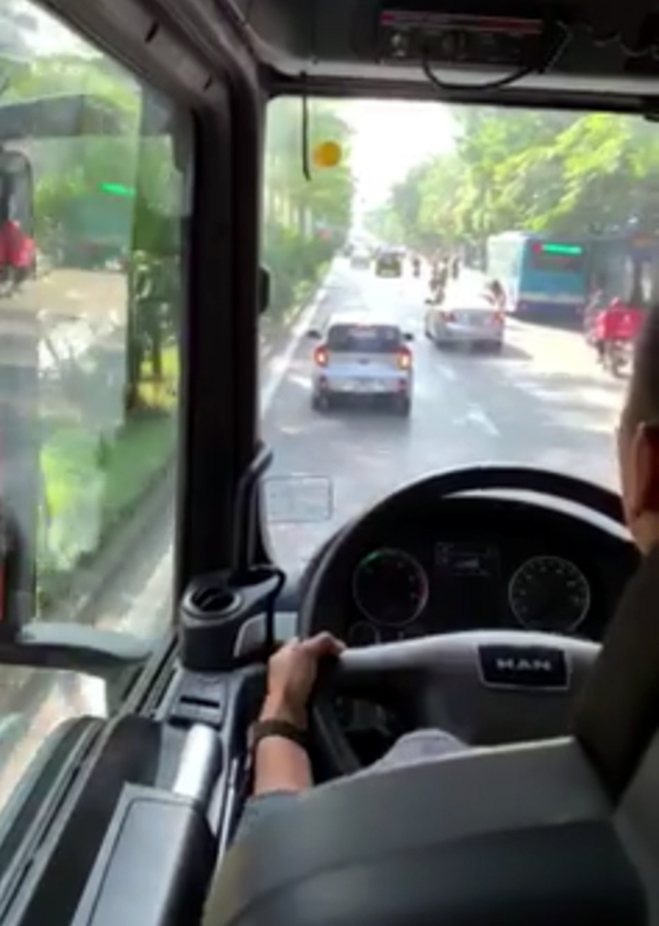 Hà Nội: Truy tìm tài xế xe KIA Morning không nhường đường cho xe chữa cháy - 1 Hà Nội: Truy tìm tài xế xe KIA Morning không nhường đường cho xe chữa cháy - 1