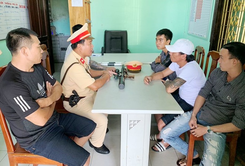 Không được nhường đường, liền rút súng hăm dọa - 1 Không được nhường đường, liền rút súng hăm dọa - 1