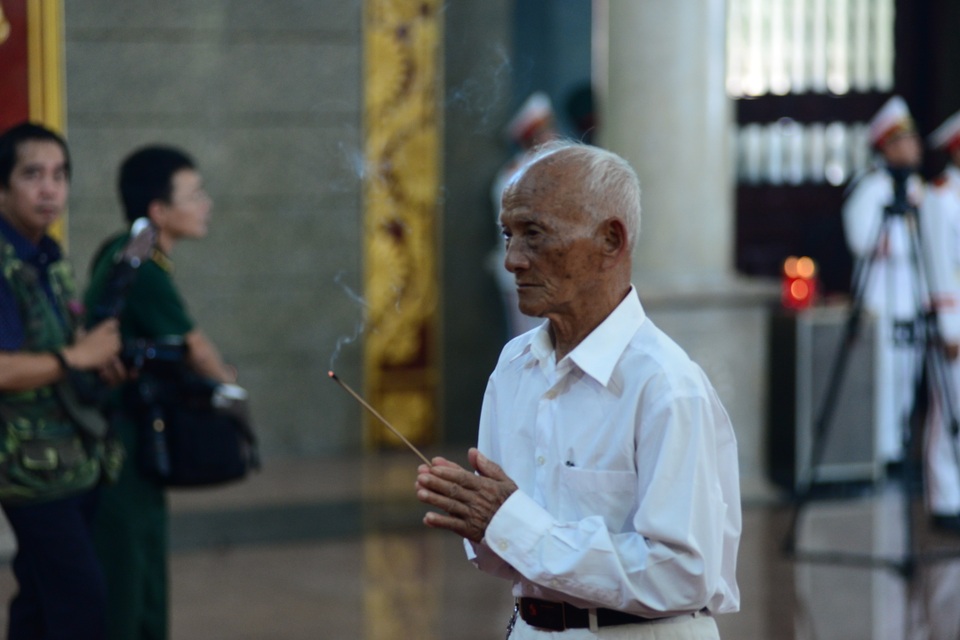 Đồng đội lưu luyến tiễn đưa Anh hùng Đại tá phi công Nguyễn Văn Bảy - 5 Đồng đội lưu luyến tiễn đưa Anh hùng Đại tá phi công Nguyễn Văn Bảy - 5