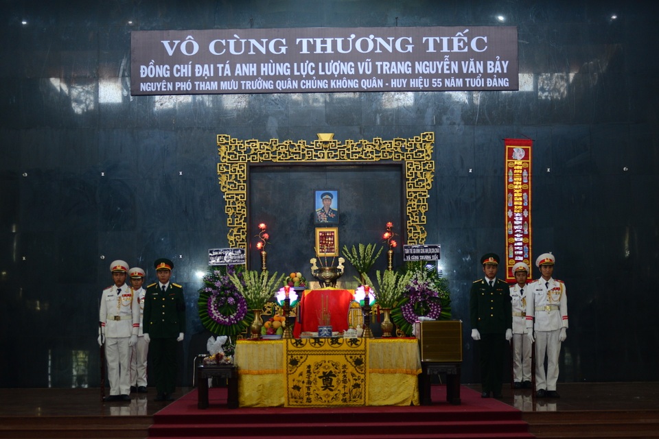 Đồng đội lưu luyến tiễn đưa Anh hùng Đại tá phi công Nguyễn Văn Bảy - 1 Đồng đội lưu luyến tiễn đưa Anh hùng Đại tá phi công Nguyễn Văn Bảy - 1