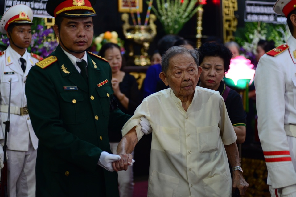 Đồng đội lưu luyến tiễn đưa Anh hùng Đại tá phi công Nguyễn Văn Bảy - 4 Đồng đội lưu luyến tiễn đưa Anh hùng Đại tá phi công Nguyễn Văn Bảy - 4