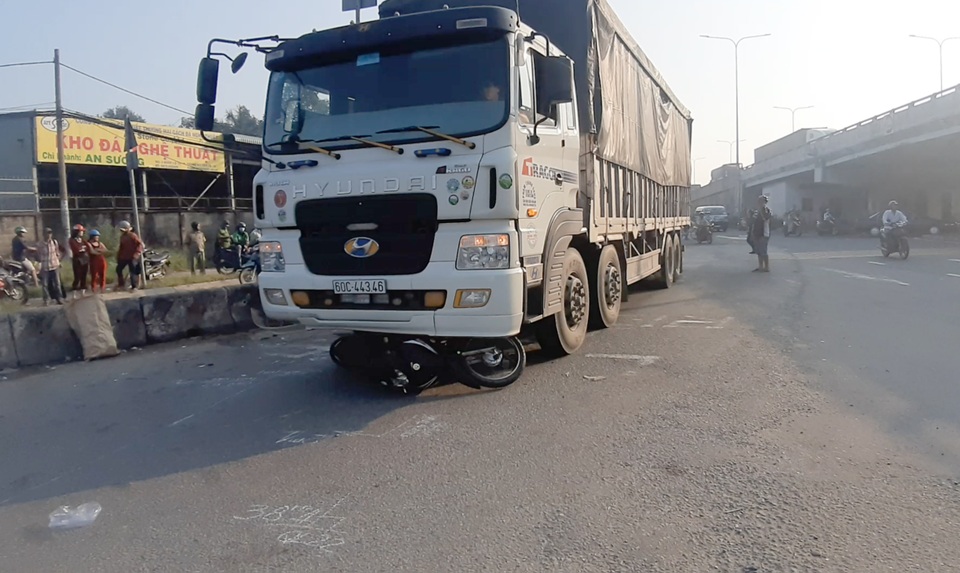 Xe tải cuốn xe máy ở ngã tư “tử thần”, 2 người thương vong - 1 Xe tải cuốn xe máy ở ngã tư “tử thần”, 2 người thương vong - 1