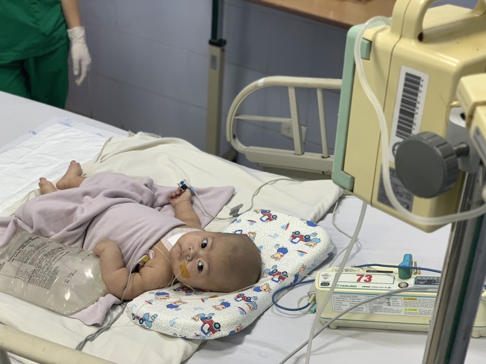 Bé trai bị vi khuẩn tấn công tim được bạn đọc giúp đỡ đang hồi sinh kì diệu - 1 Bé trai bị vi khuẩn tấn công tim được bạn đọc giúp đỡ đang hồi sinh kì diệu - 1