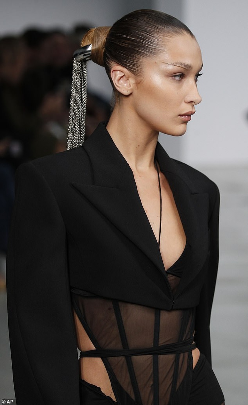 Bella Hadid khoe chân dài trên sàn diễn thời trang - 2