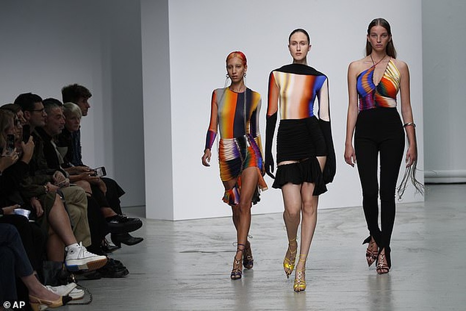 Bella Hadid khoe chân dài trên sàn diễn thời trang - 7