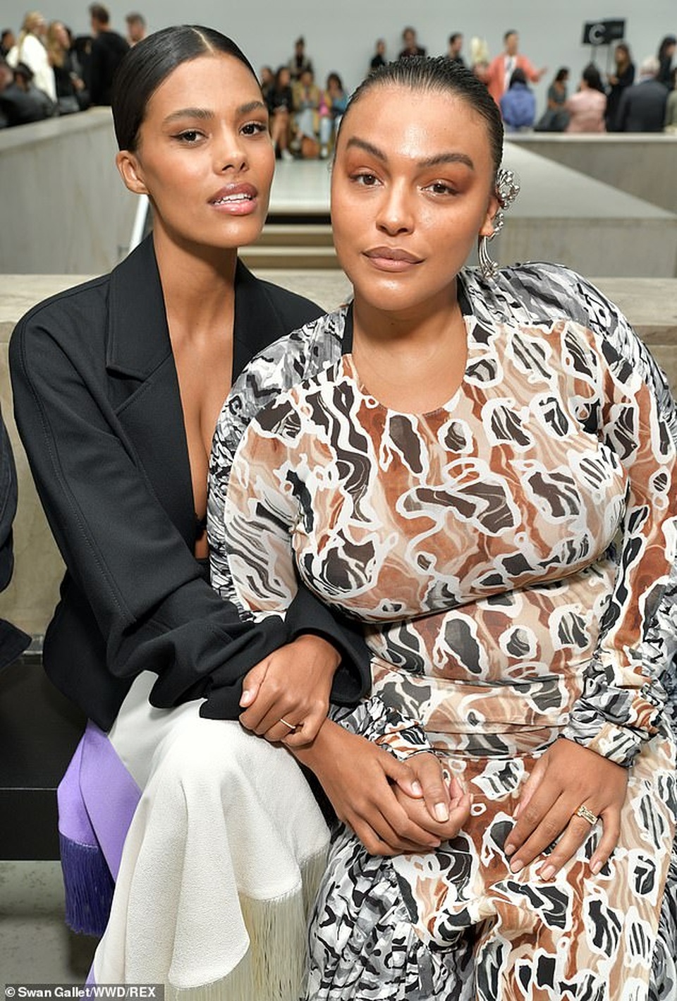 Bella Hadid khoe chân dài trên sàn diễn thời trang - 11