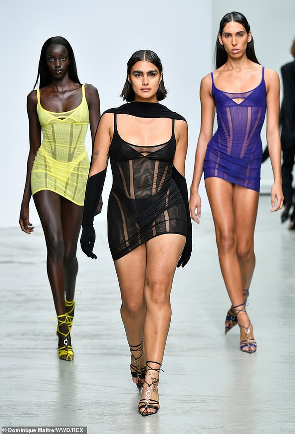 Bella Hadid khoe chân dài trên sàn diễn thời trang - 6