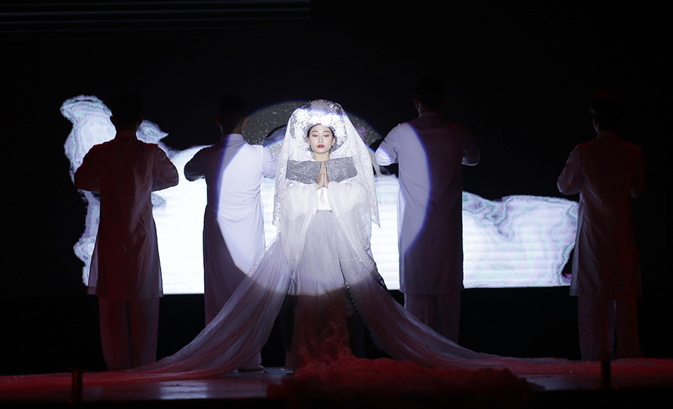 Sinh viên Báo chí hóa Hoàng Thùy Linh, Trúc Nhân đón “ma mới” - 1 Sinh viên Báo chí hóa Hoàng Thùy Linh, Trúc Nhân đón “ma mới” - 1