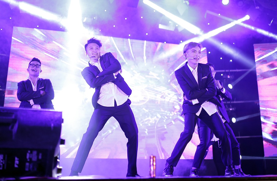 Sinh viên Báo chí hóa Hoàng Thùy Linh, Trúc Nhân đón “ma mới” - 9 Sinh viên Báo chí hóa Hoàng Thùy Linh, Trúc Nhân đón “ma mới” - 9