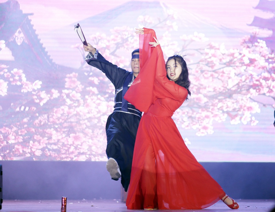 Sinh viên Báo chí hóa Hoàng Thùy Linh, Trúc Nhân đón “ma mới” - 10 Sinh viên Báo chí hóa Hoàng Thùy Linh, Trúc Nhân đón “ma mới” - 10