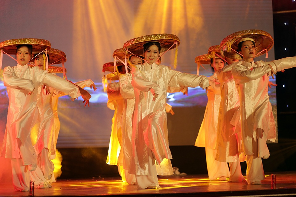 Sinh viên Báo chí hóa Hoàng Thùy Linh, Trúc Nhân đón “ma mới” - 2 Sinh viên Báo chí hóa Hoàng Thùy Linh, Trúc Nhân đón “ma mới” - 2