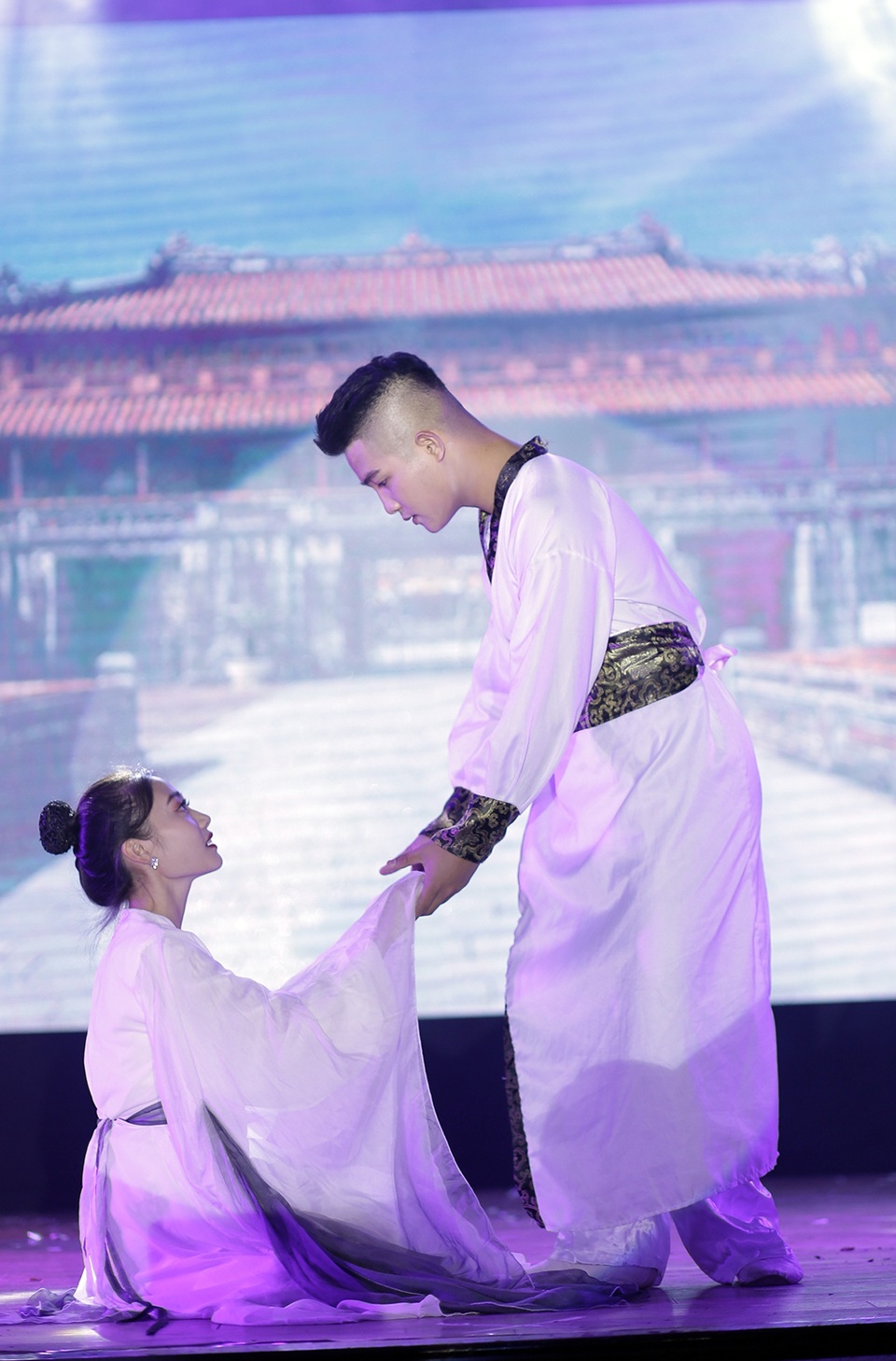 Sinh viên Báo chí hóa Hoàng Thùy Linh, Trúc Nhân đón “ma mới” - 6 Sinh viên Báo chí hóa Hoàng Thùy Linh, Trúc Nhân đón “ma mới” - 6