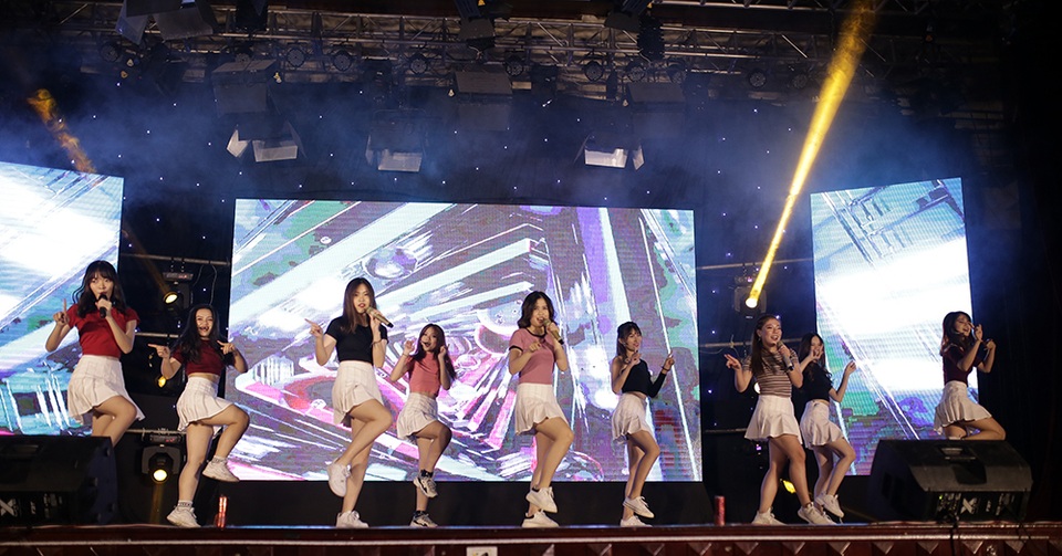 Sinh viên Báo chí hóa Hoàng Thùy Linh, Trúc Nhân đón “ma mới” - 8 Sinh viên Báo chí hóa Hoàng Thùy Linh, Trúc Nhân đón “ma mới” - 8