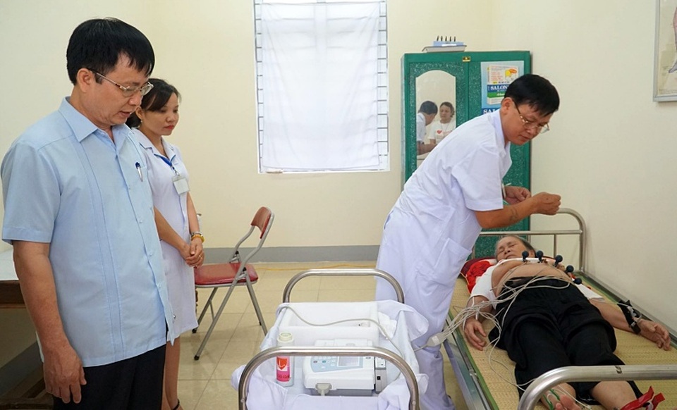Bác sĩ ngồi tại Hà Nội bắt con bệnh cho bệnh nhân cách xa hàng trăm km - 1 Bác sĩ ngồi tại Hà Nội bắt con bệnh cho bệnh nhân cách xa hàng trăm km - 1