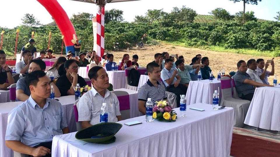Cưỡi máy cày đi xây trường dành tặng gần 1.000 trẻ em ở nơi cư dân “8 không” - 4 Cưỡi máy cày đi xây trường dành tặng gần 1.000 trẻ em ở nơi cư dân “8 không” - 4
