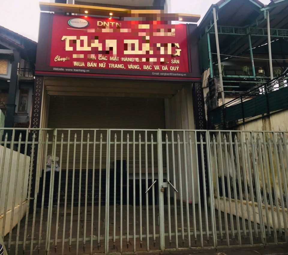 Người đàn ông nghi bị tâm thần cầm dao đập phá cây ATM, cướp tiệm vàng - 2 Người đàn ông nghi bị tâm thần cầm dao đập phá cây ATM, cướp tiệm vàng - 2