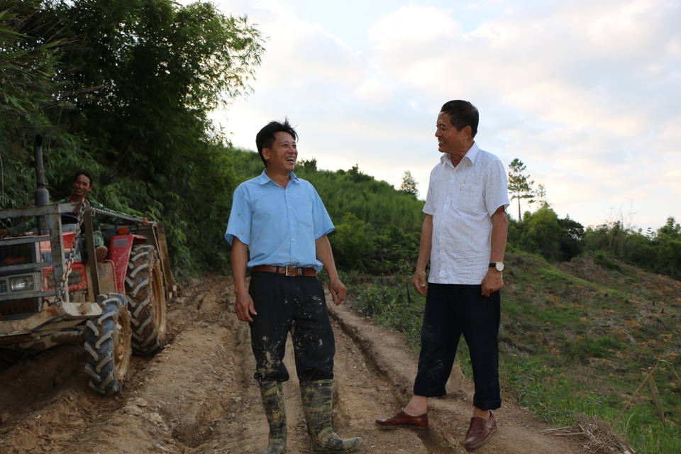 Cưỡi máy cày đi xây trường dành tặng gần 1.000 trẻ em ở nơi cư dân “8 không” - 6 Cưỡi máy cày đi xây trường dành tặng gần 1.000 trẻ em ở nơi cư dân “8 không” - 6