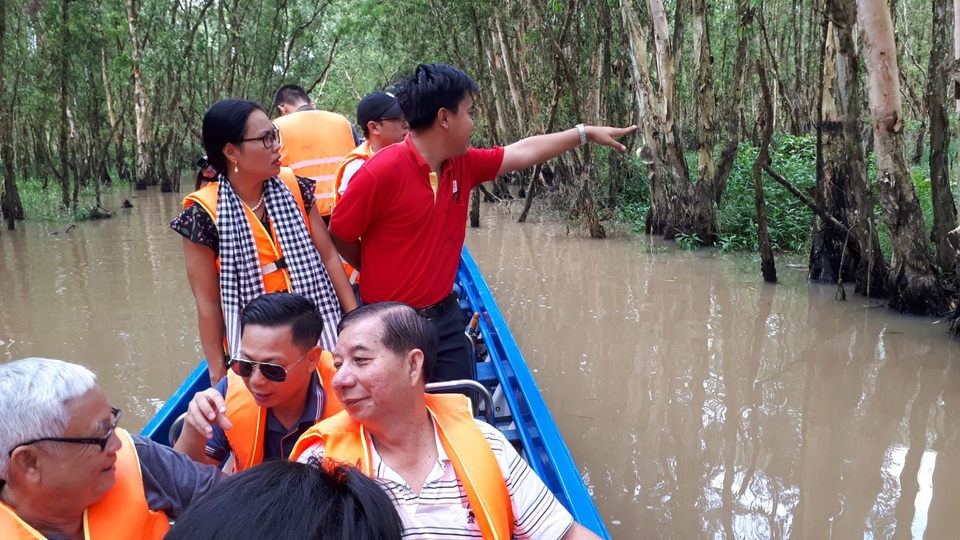 Hoà mình vào thiên nhiên trên cây cầu tình yêu trong rừng tràm Trà Sư - 3 Hoà mình vào thiên nhiên trên cây cầu tình yêu trong rừng tràm Trà Sư - 3